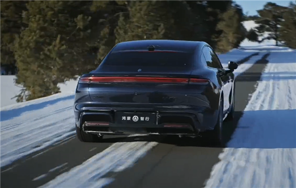 全系搭载华为途灵平台 尚界Z7实车官曝:雪地漂移太帅