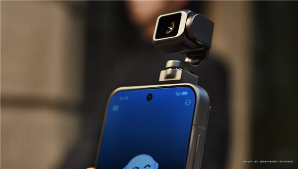 颠覆形态!全球首款机器人手机登场 影石CEO刘靖康点赞荣耀Robot Phone:杰作