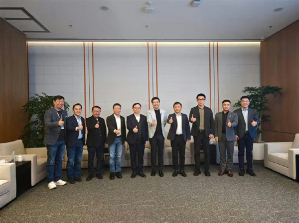 雷军晒合照展示车企朋友圈：请了半个车圈的老总到场支持小米汽车发布会