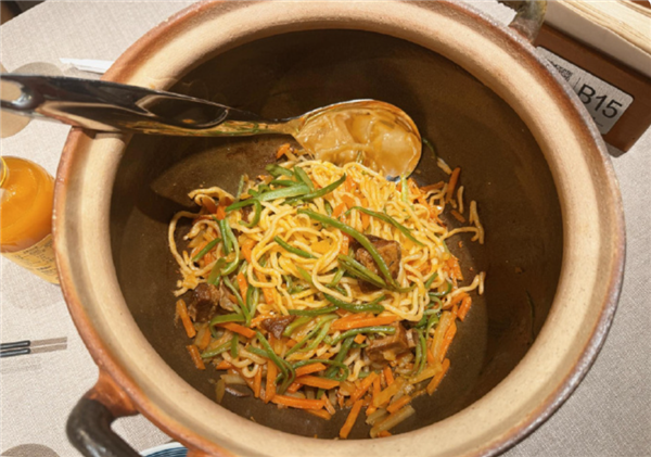 贾国龙新品牌现场擀面焖面 工序透明可围观 店员称菜品均为现做