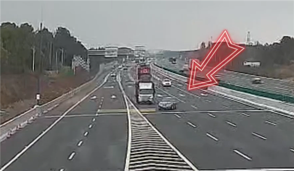 男子开轩逸错过高速出口强行连变3车道被货车制裁：整车报废
