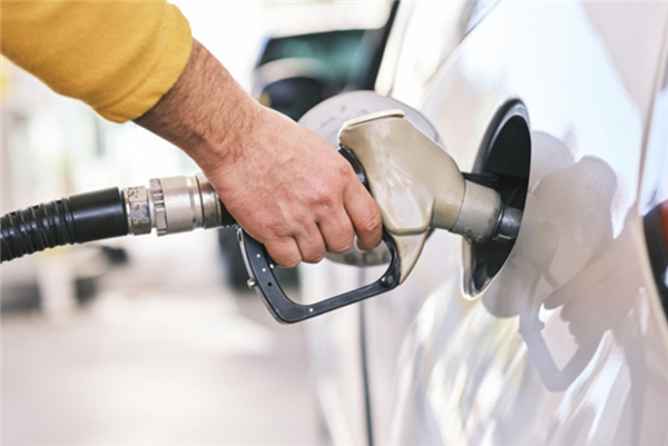 明日油价迎开年最大涨幅!国内多地92#汽油或破9元 加满多花80元