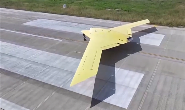 国产新型大型飞翼隐身无人机彩虹-7有多智能 央视揭秘:自己滑行自己飞