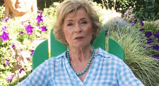 李小龙遗孀琳达近况：81岁神采奕奕 与信徒们饮茶聊天