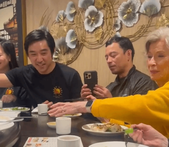 李小龙遗孀琳达近况：81岁神采奕奕 与信徒们饮茶聊天