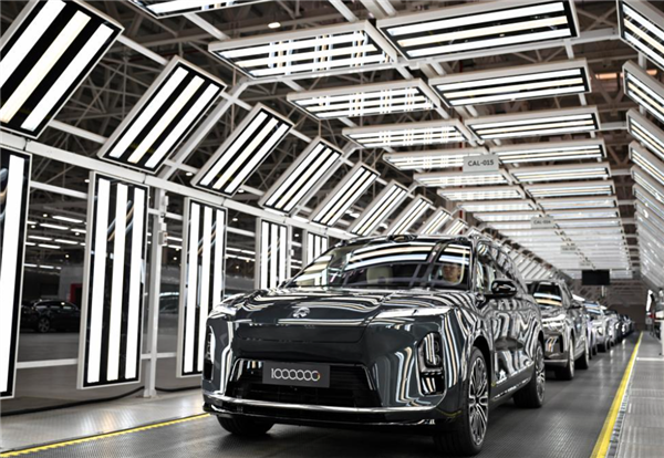 油价再这么涨下去 恐怕全世界都要买电车了