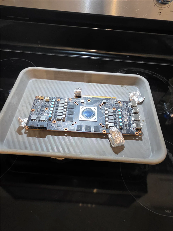 烤箱修显卡大法再现！报废RX 6700 XT 188°C烘烤：12分钟复活
