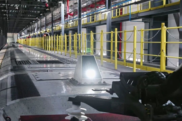 动车组车顶为何一直闪光?原来是一对“火眼金睛”