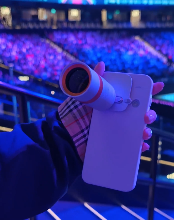 OPPO Find X9s Pro银色哈苏专业增距镜亮相:观赛神器 颜值拉满