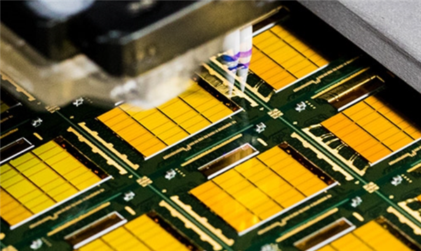 戴尔CEO预警:2028年AI内存需求将激增625倍 供应短缺难解