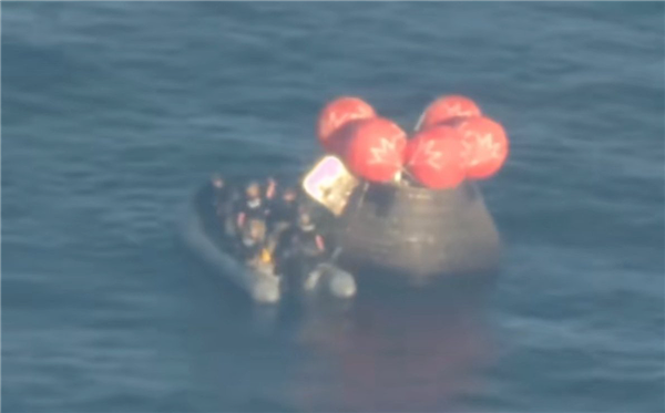 溅落50分钟后！阿尔忒弥斯2号返回舱终于打开舱门