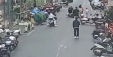 7岁男童突然冲出马路与电车相撞 交警认定：孩子全责