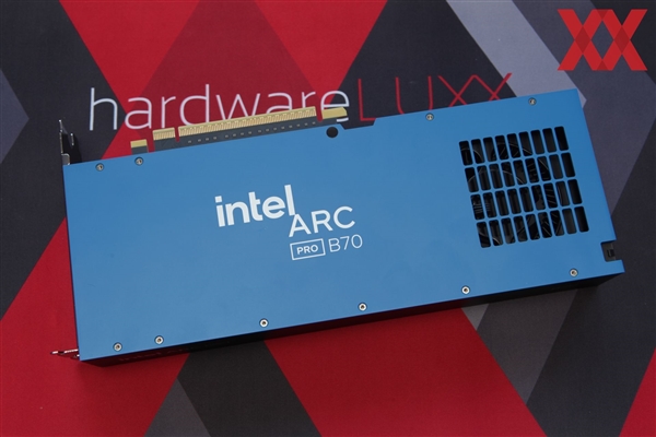 Intel锐炫Pro B70四卡并联首测！功耗达720W