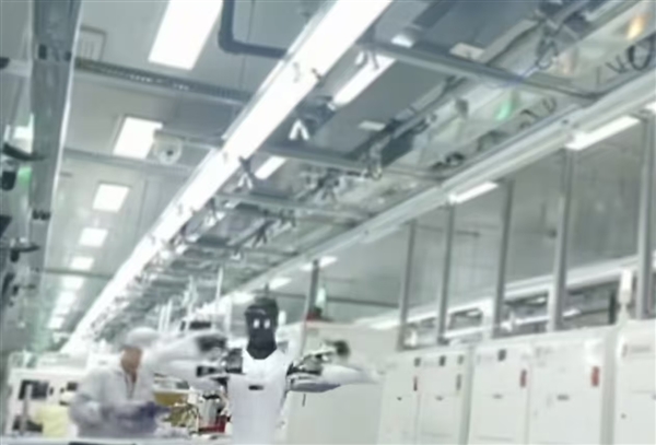 你的平板电脑可能是机器人造的!智元机器人走上工业产线:每小时吞吐300多件