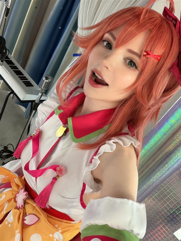 《生化4RE》阿什莉体模COS妮姬新装 黑衣黑丝很诱人