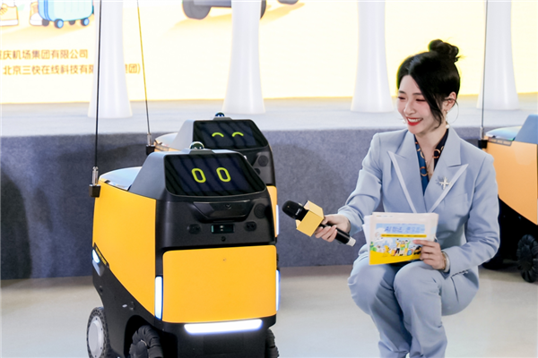 美团小黄蜂配送机器人落地重庆江北机场：外卖10分钟送到登机口