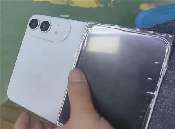 苹果首款折叠屏手机!iPhone Fold/Ultra机模亮相:纯白配色