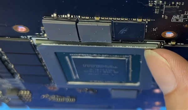 1500块买张RTX 4090:拆开一看GPU核心都是塑料造!