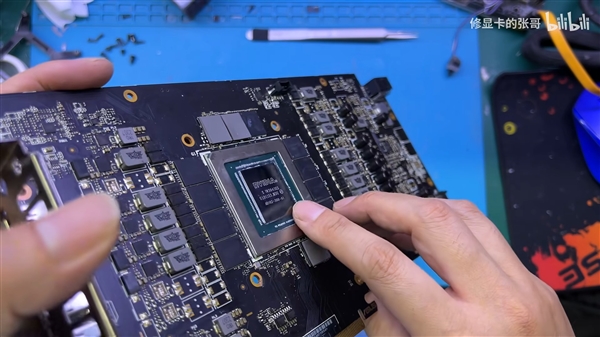 1500块买张RTX 4090:拆开一看GPU核心都是塑料造!