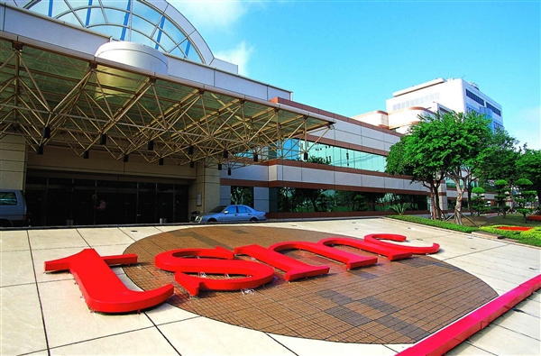 台积电慌了!CoWoS卖光被迫学英特尔封装