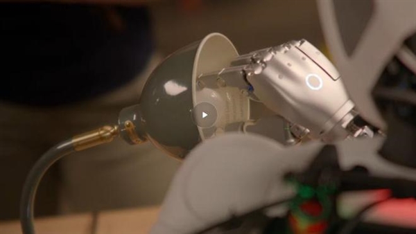 谷歌发布最强具身推理模型Gemini Robotics ER 2:支持连续视频理解与多机器人协作