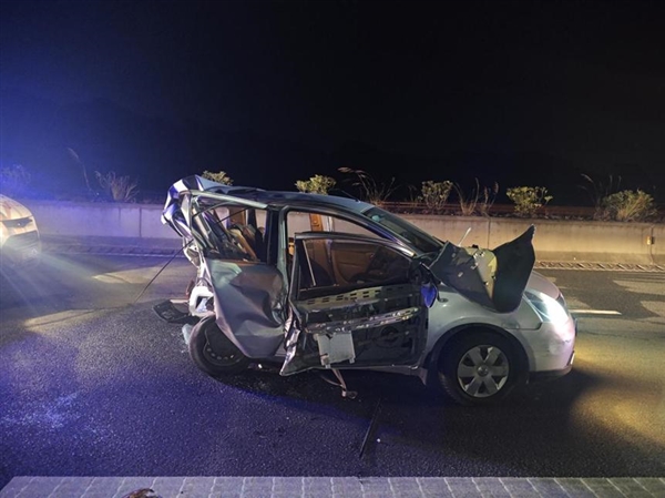 司机因错过高速口倒车 被追尾致乘客身亡 交警:担主责
