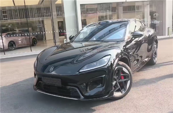 鸿蒙智行最性感的SUV 智界RX黑武士版实车曝光