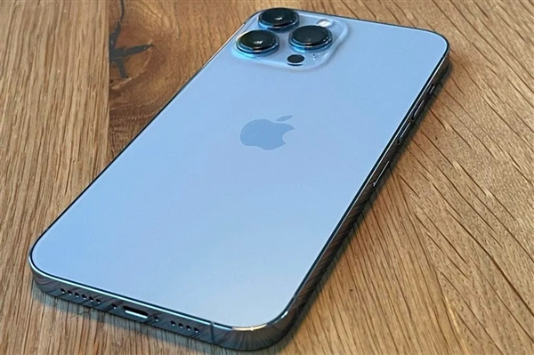 iPhone 18 Pro Max包装盒流出:清新配色撞脸远峰蓝 一秒梦回iPhone 13 Pro