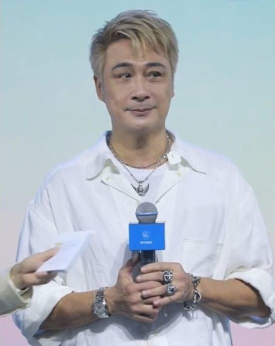 64岁吴镇宇街头录节目和接地气 身形消瘦无明星架子