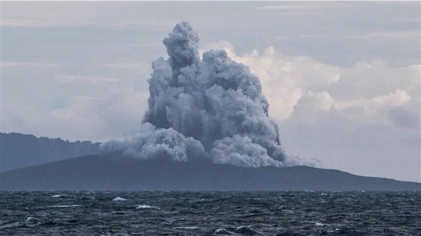 印尼3天内3座火山罕见接连喷发:8座机场被迫关闭