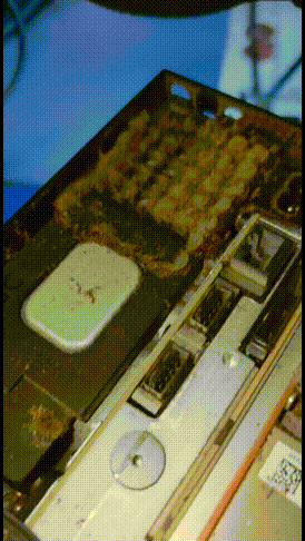 老烟枪的游戏主机有多恐怖：拆开满机焦油垢触目惊心！维修师傅都不想修了